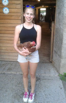 Adriana mit unseren Huhn