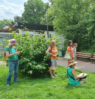 Mauga Houba-Hausherr portraitiert Besucher für Frauen zeigen Gesicht 2021