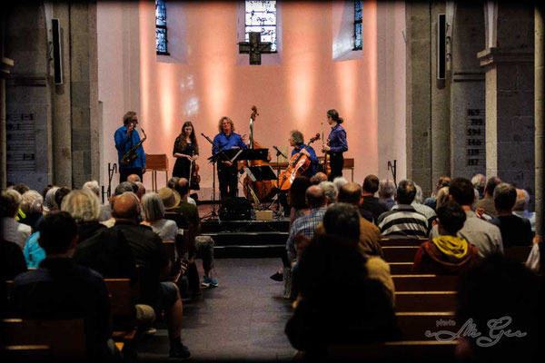 Roger Hanschel & String Thing – wymagający, ale niezapomniany koncert dla prawdziwych koneserów. Muzyka, która zatrzymała tylko garstkę słuchaczy – ale właśnie tych, którzy potrafili docenić jej niezwykłą intensywność. Roger Hanschel & String Thing.