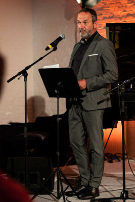 Tradycyjnie otwarcia 27 Festiwalu Hildener Jazztage dokonuje aktualny Burmistrz  Dr. Claus Pommer.