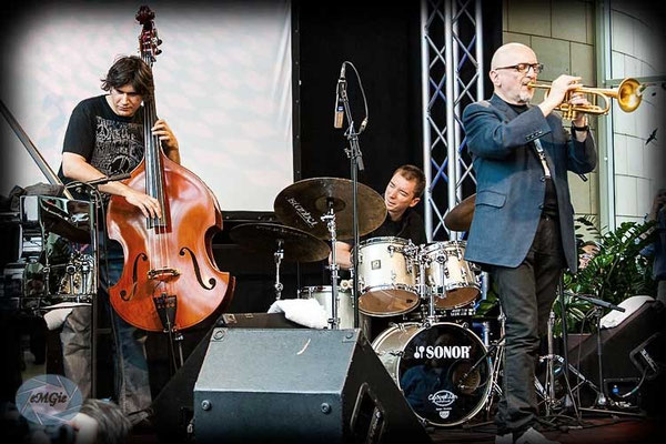 Marcin Wasilewski, Kurkiewicz, Miśkiewicz - trio  tym razem wraz z Tomaszem Strańko.