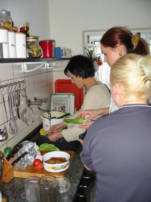 2003 - In den Kötten. Iza, Monika pomagają mamie Stasi. 