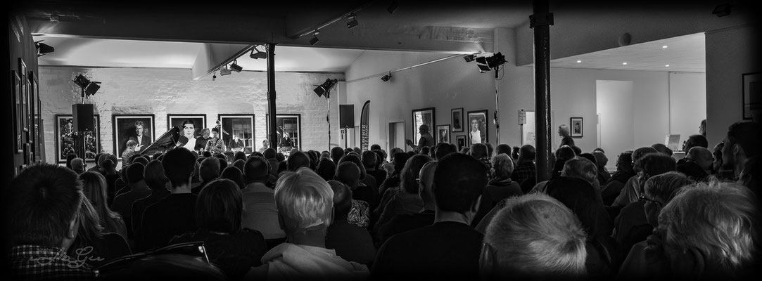 Hildener Jazztage 2024 – Eindrücke der ersten beiden Tage Ich konnte nur an den ersten zwei Festivaltagen teilnehmen – eine bereits geplante Reise machte eine Fortsetzung leider unmöglich. Trotzdem: Die Musik, die Stimmung, die Begegnungen – unvergesslich