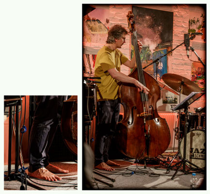 Barfuß statt Schuhe – wohl mit Absicht: Der Kontakt zum Boden macht den Puls der Band spürbarer.