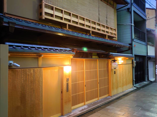 日本建築　伝統建築　建具製作　京都　宮川町　お茶屋しげ森　門構え　