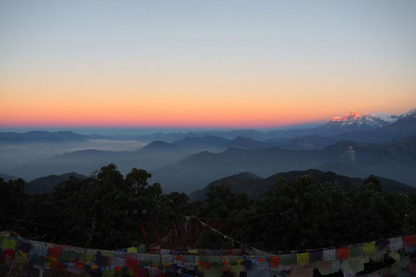 Blick auf Nepals magische in Nebel gehüllte Bergwelt.