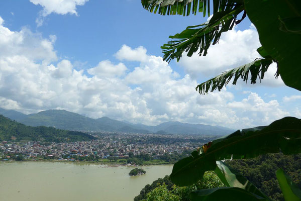 Blick auf Pokhara von der gegenüberliegenden Uferseite.