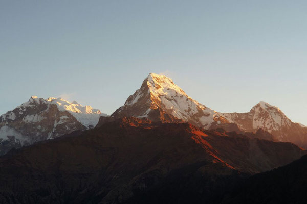 Blick auf die Annapurna Himalaya Range in der Morgensonne.