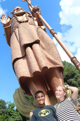 Sabin und Paula unter der 108 Fuß hohen Shiva Statue.