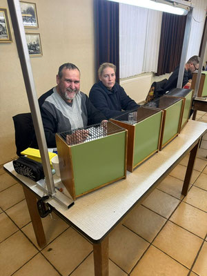 J. Lehmann mit Lebensgefährtin bei der Farbenbewertung