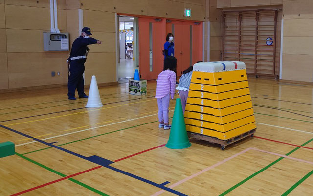 見通しの悪いところ（跳び箱が障害物のイメージです）も一度止まって左右を確認しましょうね。