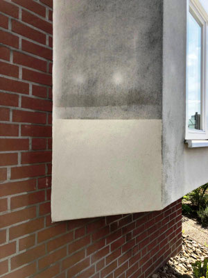 Vor dem Reinigen der WDVS-Fassade bei Algenbefall, legt man Pobeflächen an