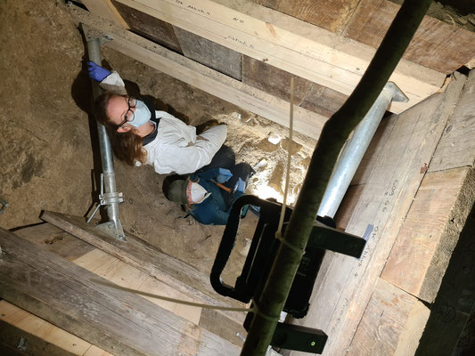 Entnahme von Proben für die Datierung und DNA-Analysen vom Boden der Höhle