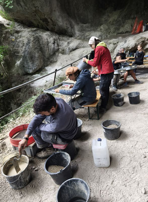 Studenten durchsuchen den Aushub akribisch auf Funde © rafi