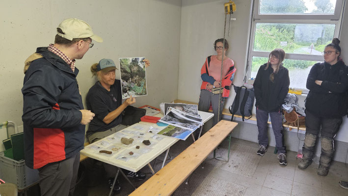 Markus Staudt begrüßt uns mit Informationen über die Ausgrabungen und präsentiert Funde © B.Bichler