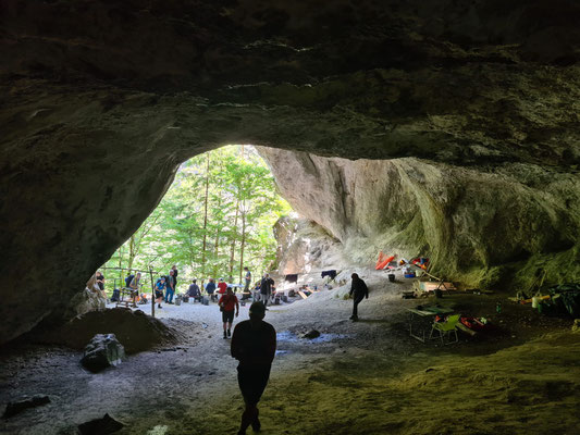 Im Höhlenraum hätte ein ganzes Haus Platz © H.Kopf