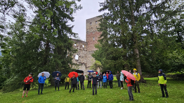 Peter Trebsche führt uns durch die große Anlage mit drei Wehrtürmen © B.Bichler