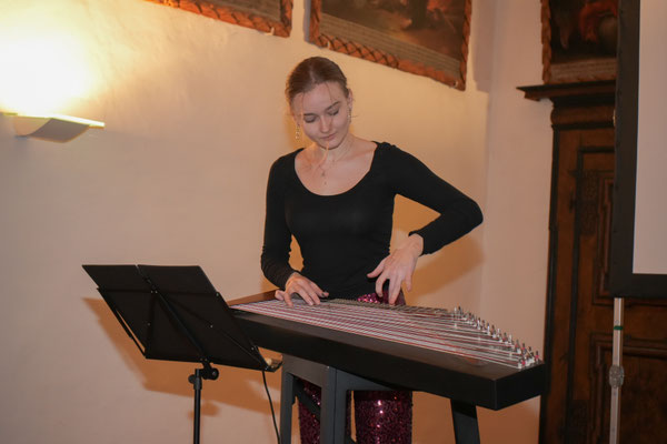 Leonie Marie Felbinger, Zithervirtuosin, sorgte für stimmungsvolle musikalische Begleitung