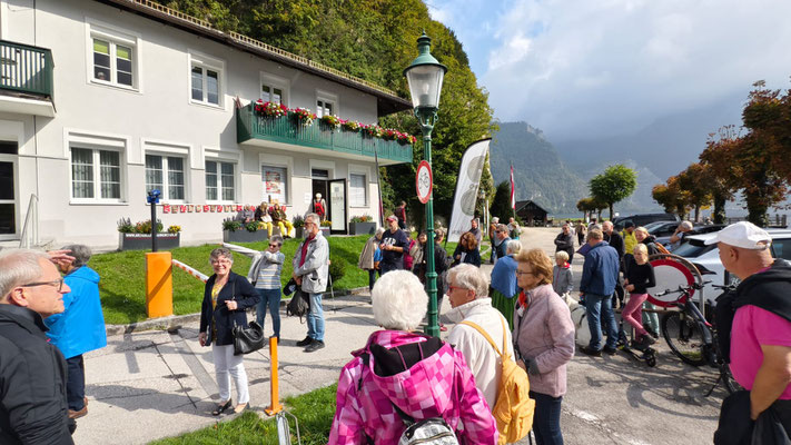 Um 14 Uhr trafen sich zahlreiche Interessierte vor dem Museum