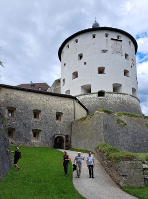 verlassen wir die Burg