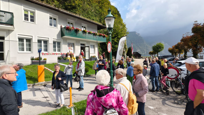 Um 14 Uhr trafen zahlreiche Interessierte beim Museum ein