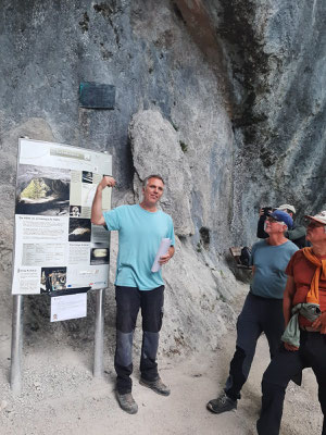 Joachim Pechtl erklärt die Geologie und die Forschungsgeschichte der Höhle