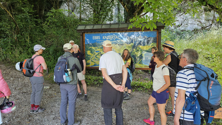 Hr. Lehmann empfängt uns am Ausgangspunkt der Wanderung