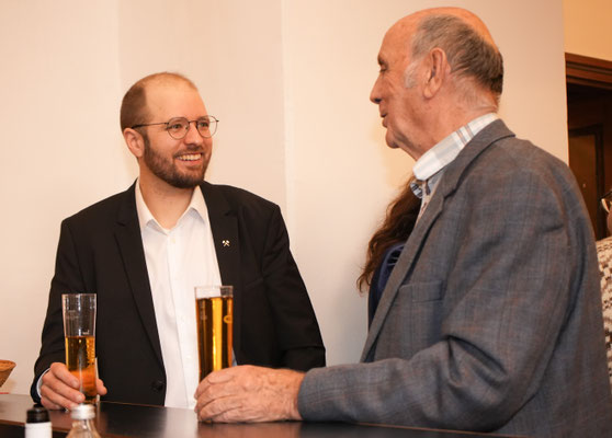 Gedankenaustausch am Buffet nach dem Vortrag