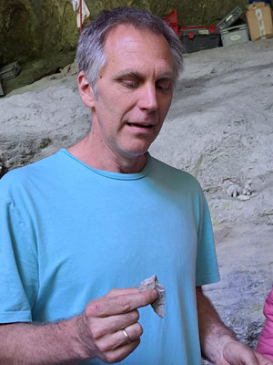 Joachim Pechtl präsentiert ein 100.000 Jahre altes Werkzeug © S.Grillenberger
