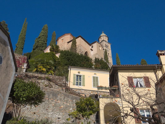 Die Kirche von Morcote thront steil über dem Dörfchen