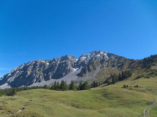 Die Passlandschaft Pierre du Moëllé mit dem Mont d'Or