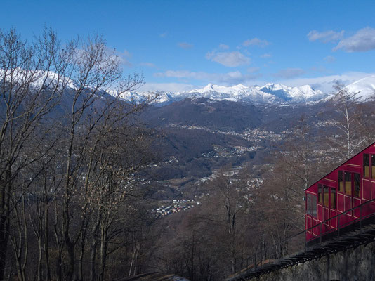 Blick über den nördlichen Teil der Agglomeration Lugano. Hinten der Pizzo di Vogorno