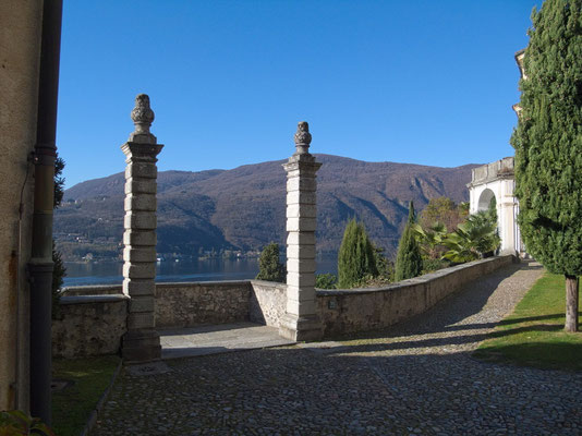 Ausblick von Garten der Kirche auf lombardische Hügel
