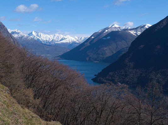 Blick über den Ost-Zipfel des Luganersees zum Monte Legnone