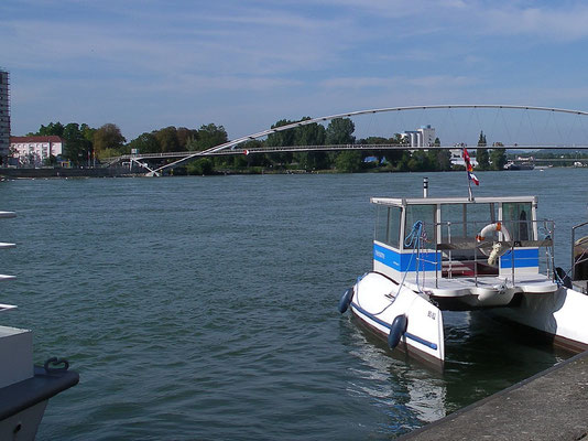 Auf diesem Schiff kann man Hafenrundfahrten machen.