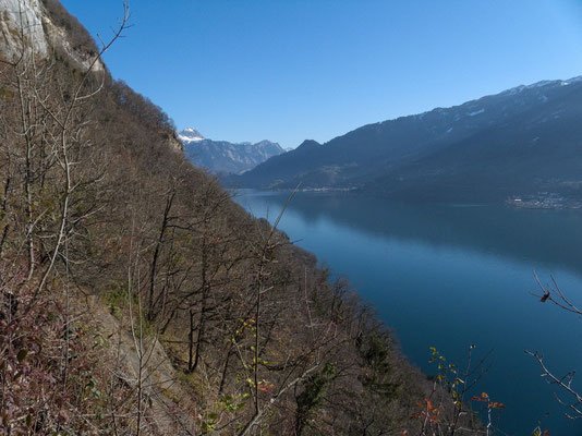 Der Wanderweg Betlis - Quinten führt einige Hundert Meter hoch den Südhang hinauf, bevor er steil nach Quinten runtergeht.