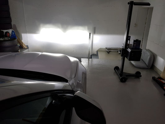BMW F1 Lichtbild  Fernlicht an Wand mit H7 LED Philips