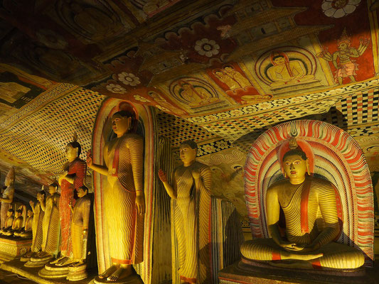 ダンブッラの石窟寺院　第2石窟の仏像　写真撮影：前尾津也子