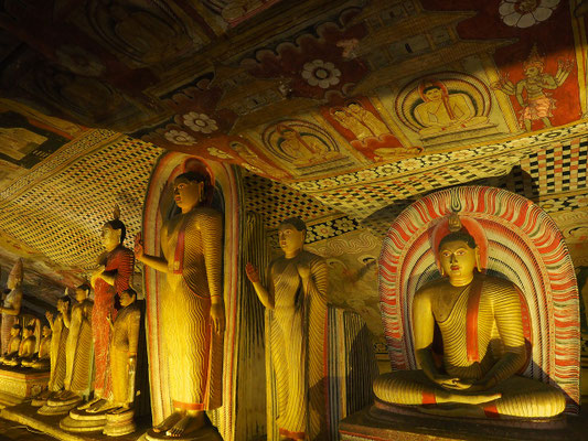 ダンブッラの石窟寺院 第2石窟の仏像 写真撮影:前尾津也子