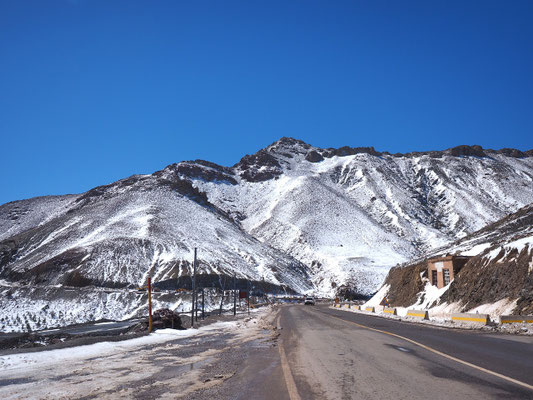 山には雪が!標高2000数百メートル。