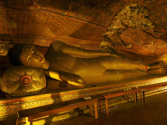 ダンブッラの石窟寺院 第2石窟の仏像 写真撮影:前尾津也子