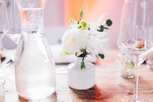 weiße Glasvasen für Hochzeit oder Event – Dekoration für Tischdekoration