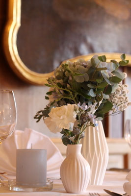 Geschliffene Porzellanvase in Weiß zu Mieten für Hochzeit und Businessevent