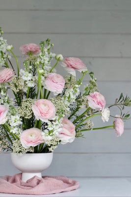Weiße Pokalvase für Hochzeitsdekoration – Vase mieten für Tischdeko Hochzeit