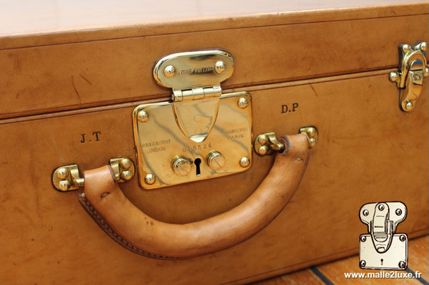 Serrure centrale – Serrure brevetée à 5 gorges, emblème du savoir-faire Louis Vuitton.