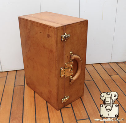 Vue d’ensemble – Superbe valise Louis Vuitton Tout Cuir de 1928, rare pièce de collection au cuir patiné clair.