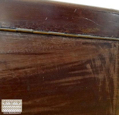 rayure sur bois acajou