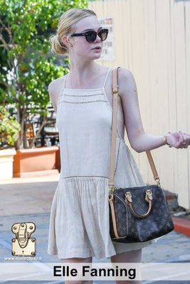 Elle Fanning adore les petits sacs de luxe Louis Vuitton se porte tout le temps 