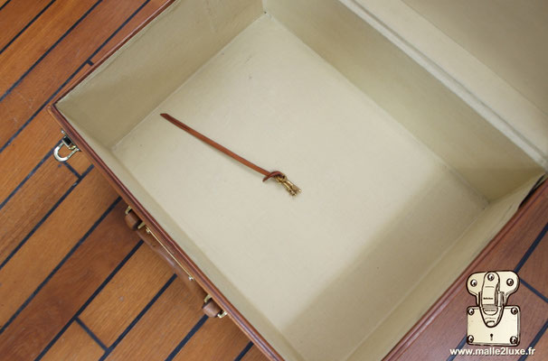 Zoom sur la texture – Grain du cuir de vachette gold, noble et luxueux.