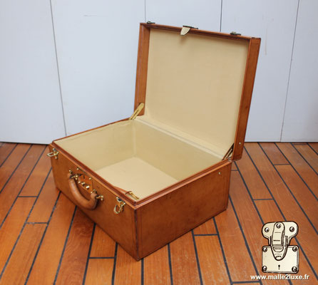 Couture main – Détail des coutures apparentes cousues main au point sellier.